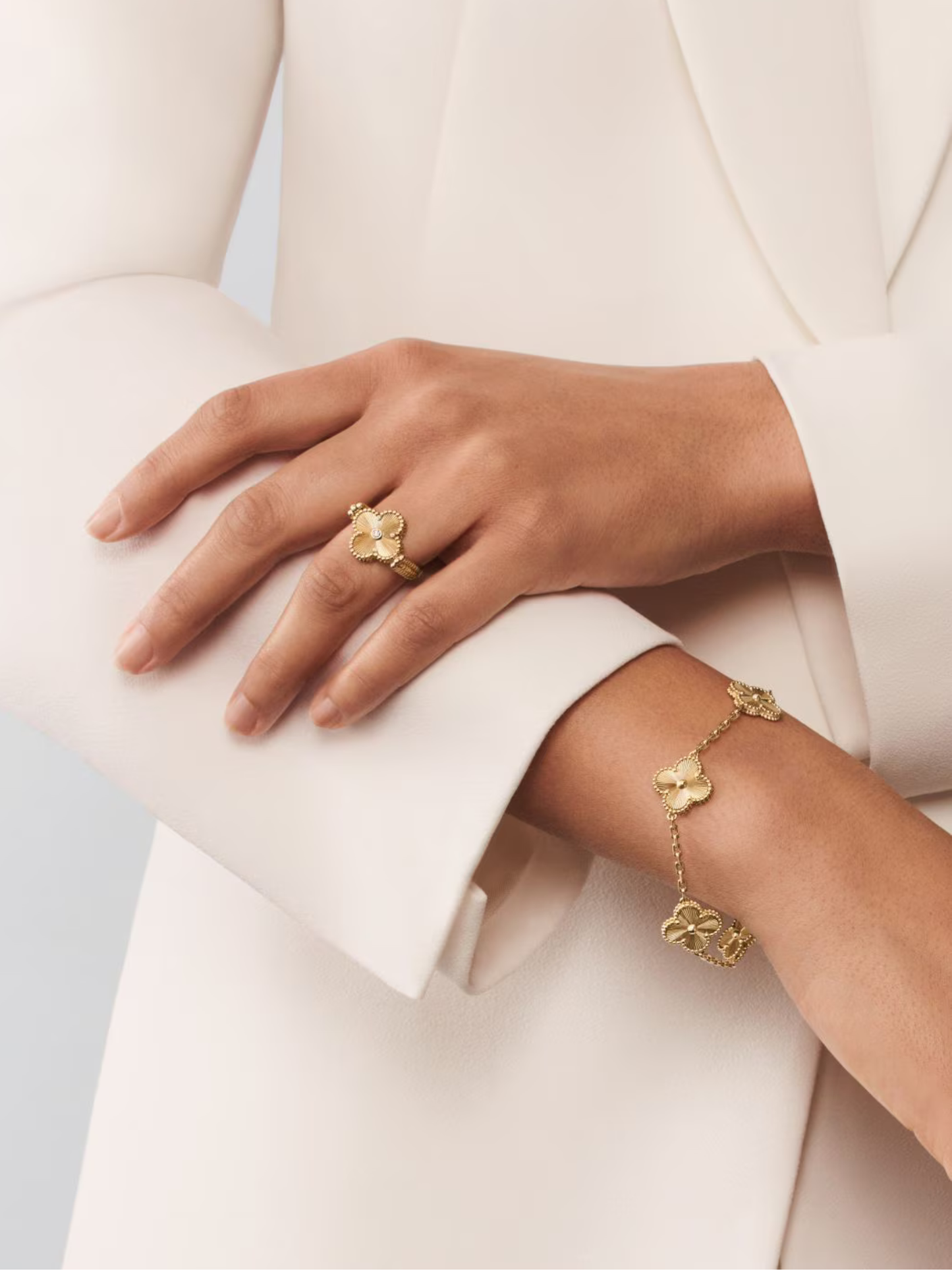 COMBO ALHAMBRA COLLAR - PULSERA - ARETES Y ANILLO GOLD - VᗅN-CLᎬᎬF
